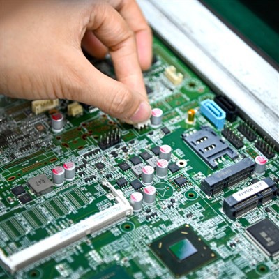 Kézi átmenőlyuk összeszerelés